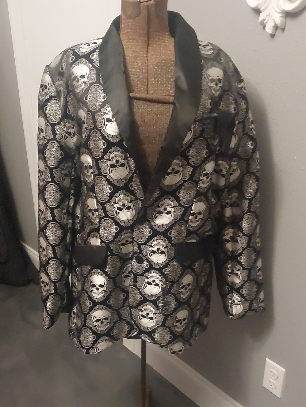 Black And Silver Skull-Print Satin Lapel Blazer